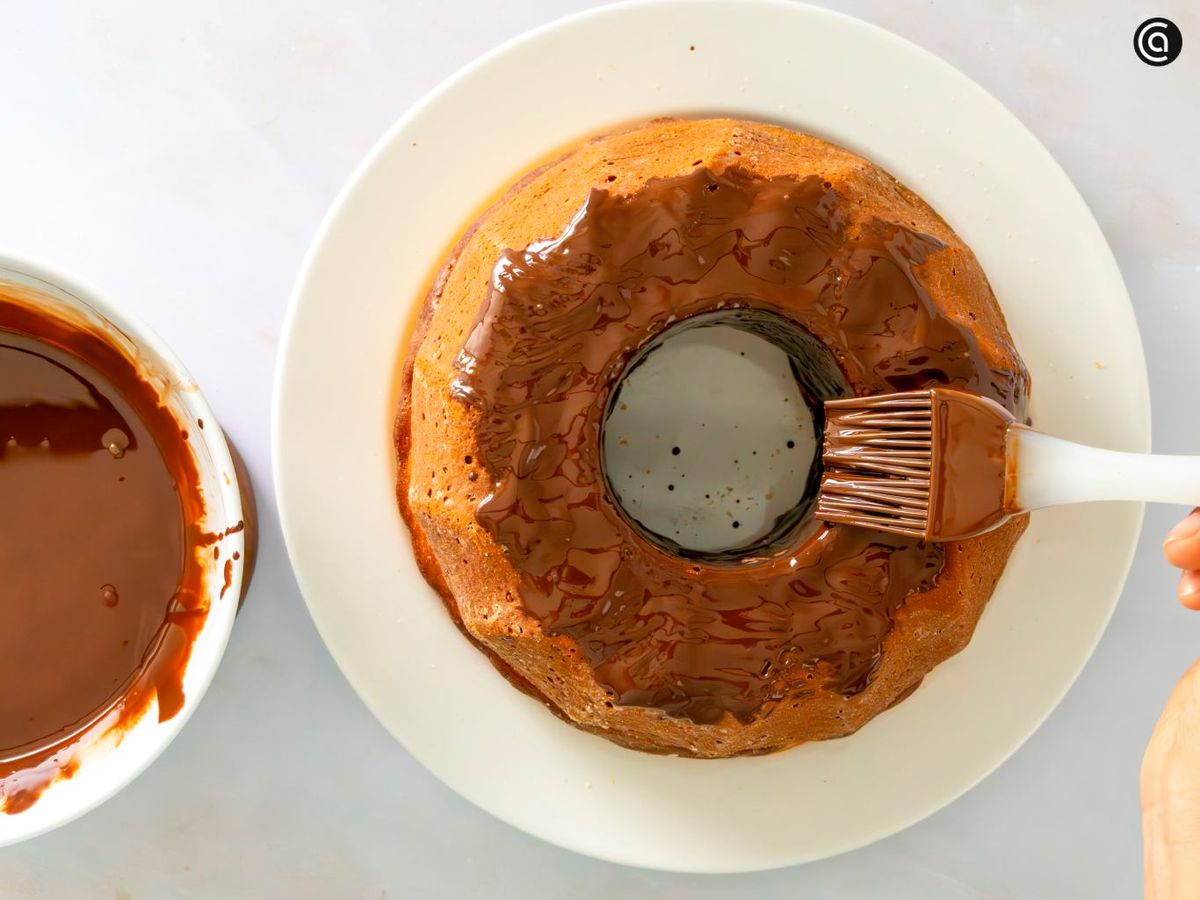 Cubre el bizcocho con chocolate negro