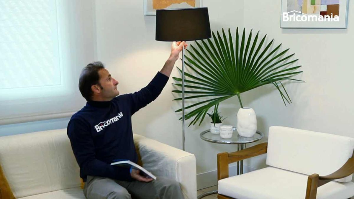 Encendiendo la lámpara de un salón