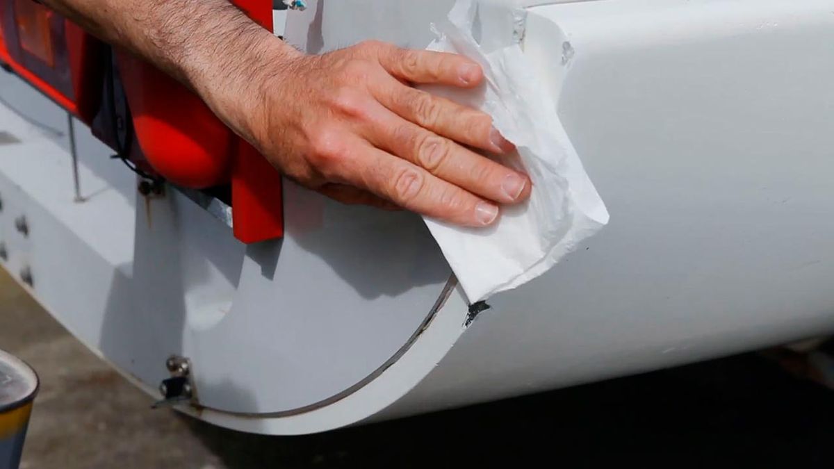 Cómo reparar golpe en embarcación paso 3