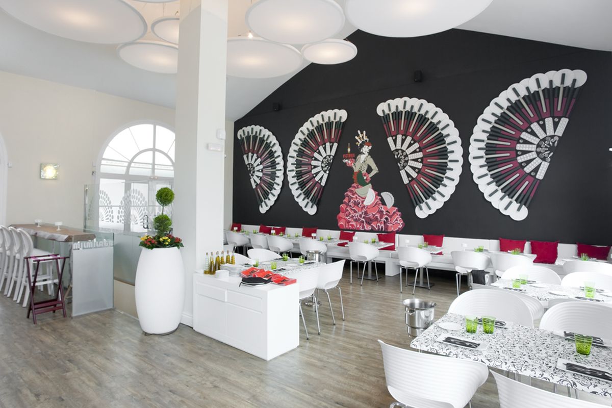 Decoración de restaurante moderno de estilo andaluz