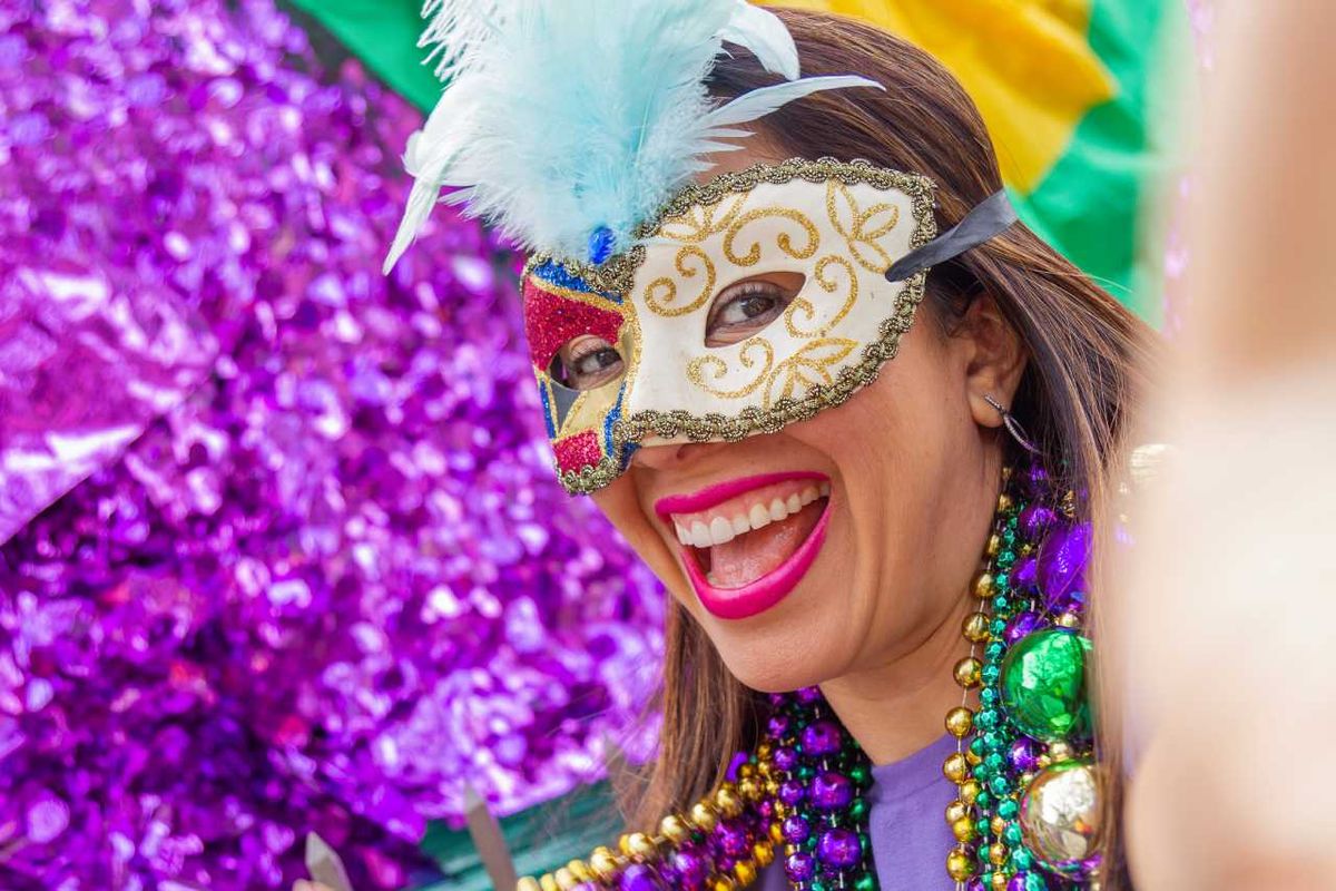 Mujer con máscara de Carnaval.