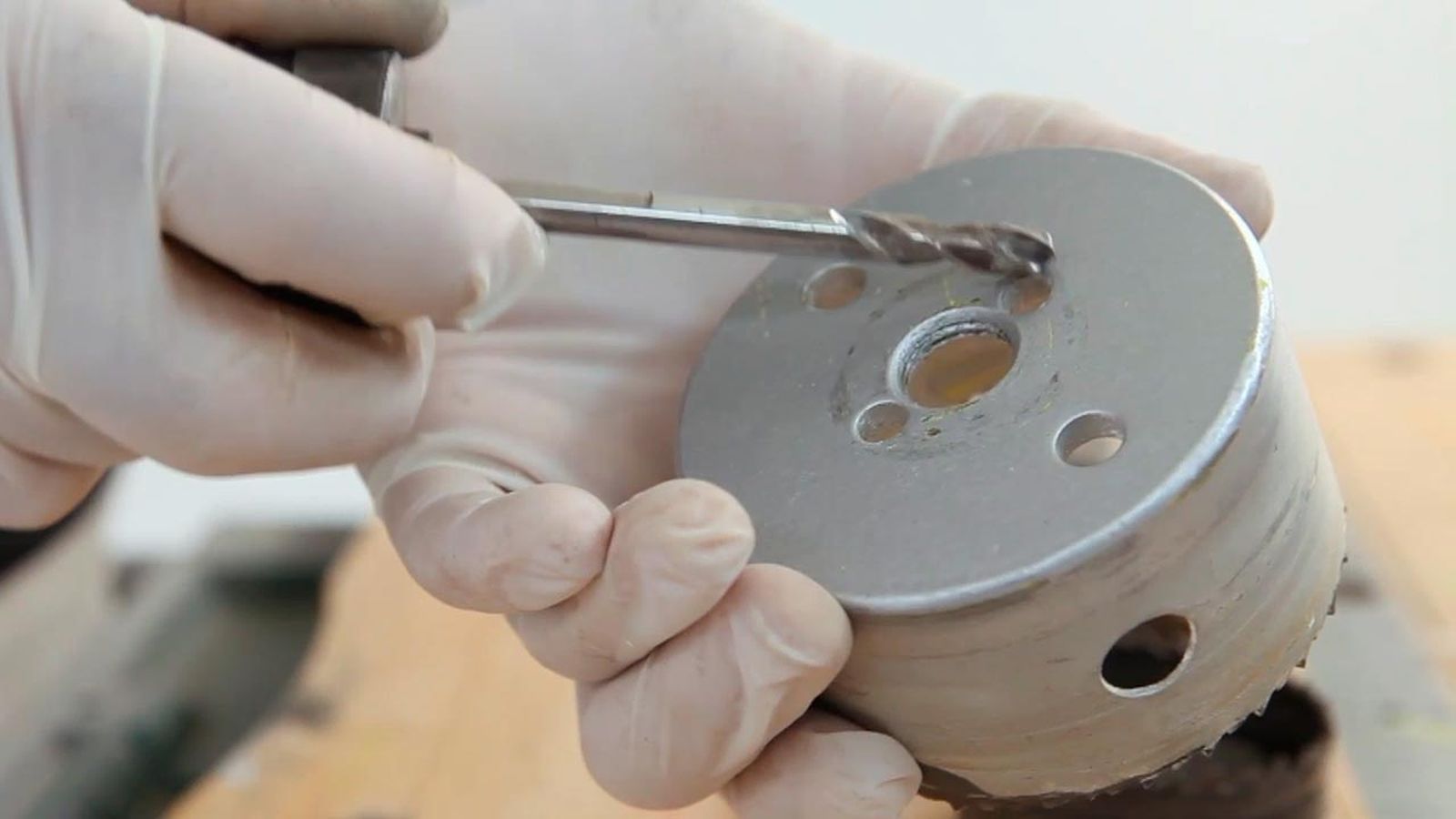 Como fijar una sierra de corona en el taladro