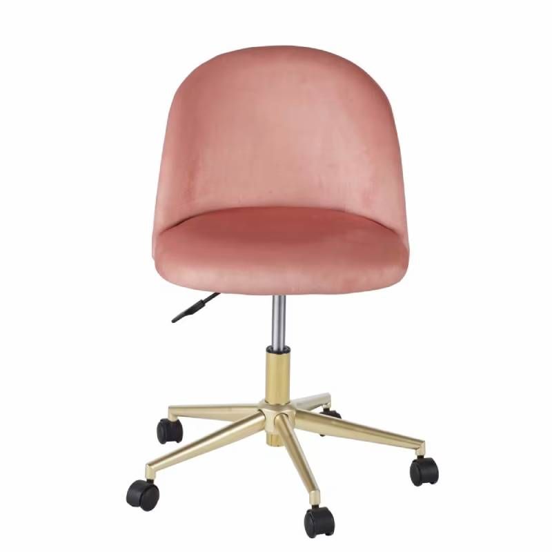 Silla rosa de terciopelo para el escritorio.