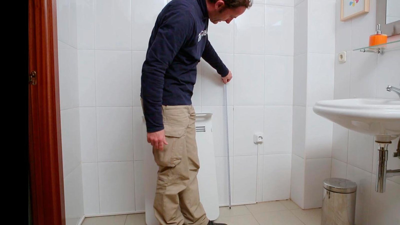 Colocar un calefactor toallero en el baño paso 1