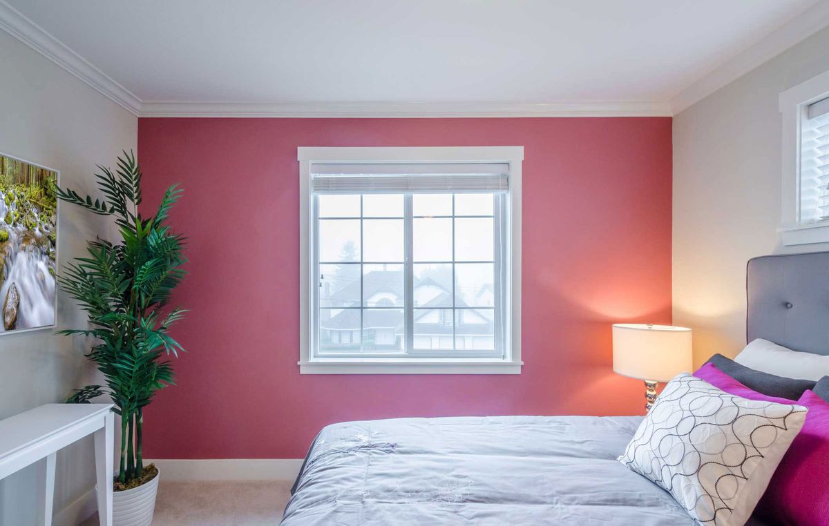 Dormitorio femenino en rosa, gris y blanco 4