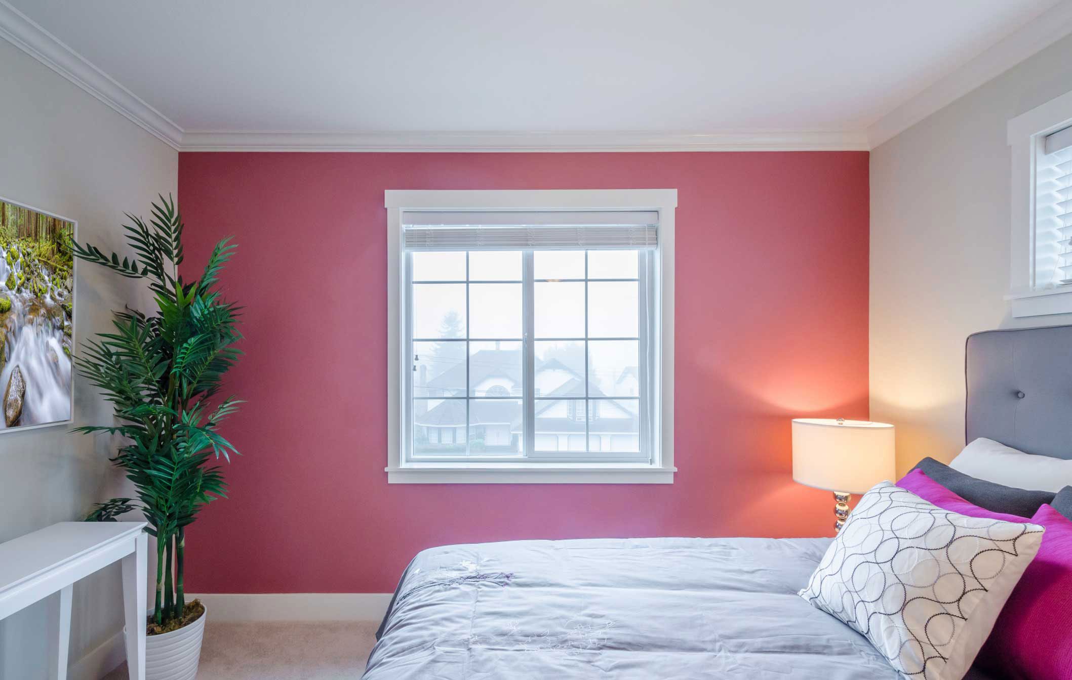 Dormitorio femenino en rosa, gris y blanco 4