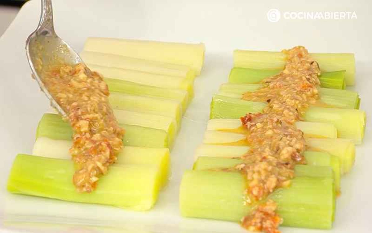 Sirve los puerros al vapor con la vinagreta de nueces