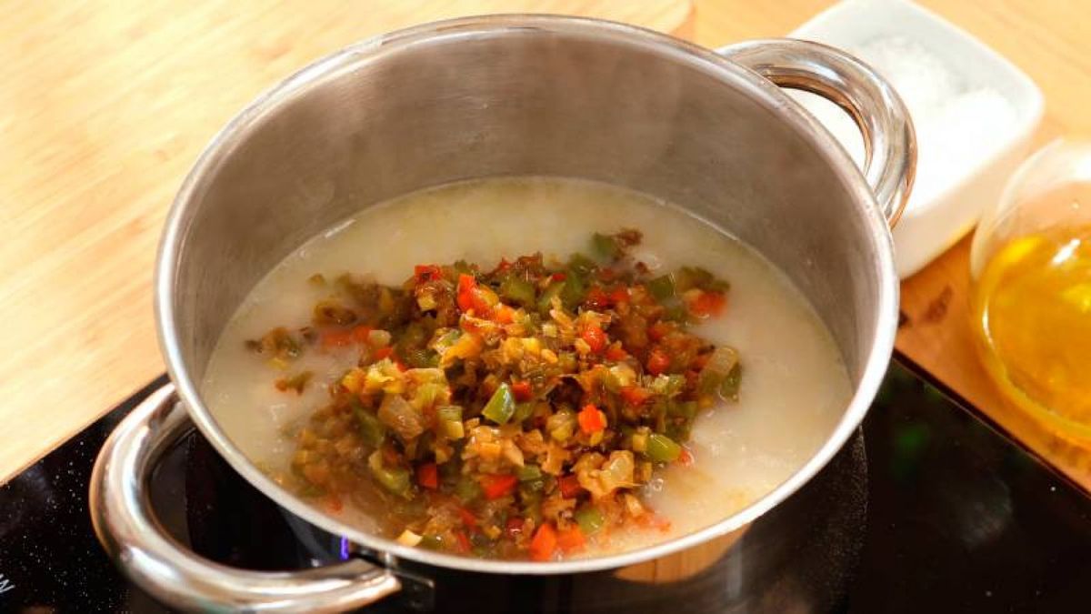 Añade las verduras a las alubias, sazona y deja cocer para combinar todos los sabores
