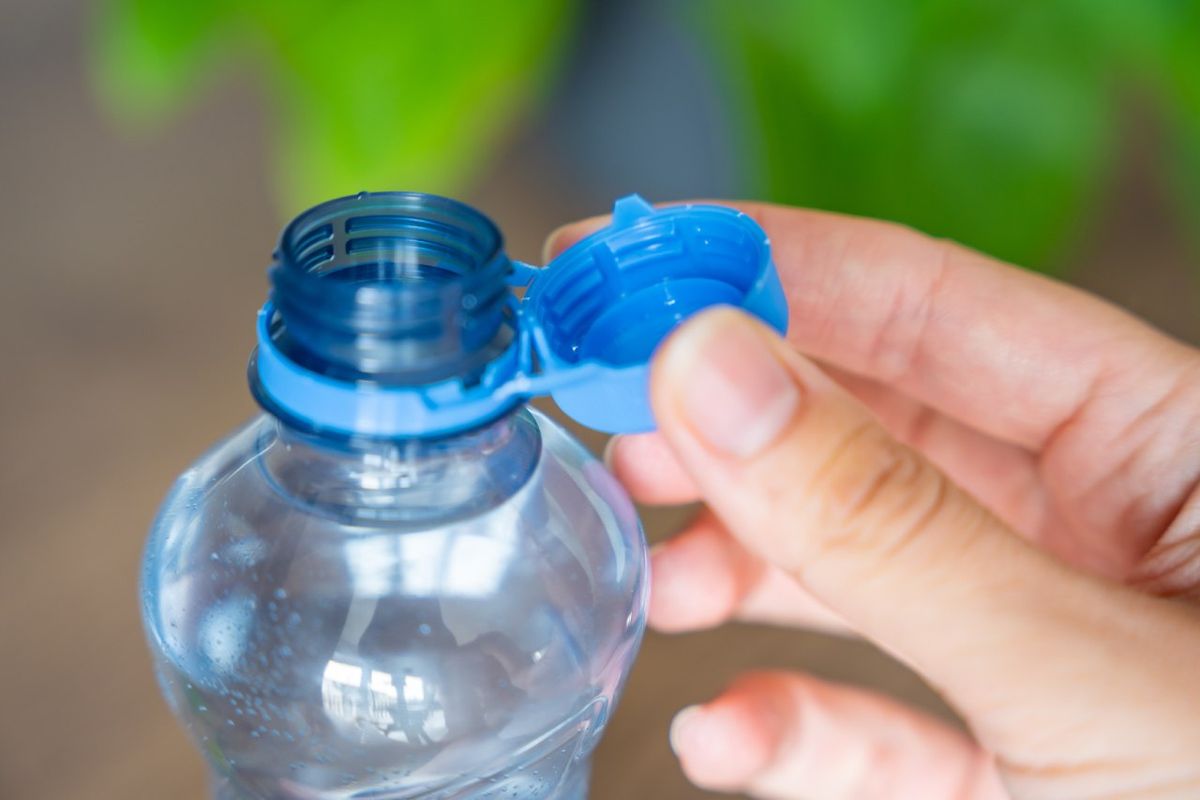 Las botellas con los tapones unidos son obligatorias desde el 3 de julio de 2024.