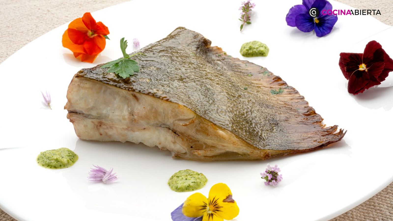 Deliciosa receta de rodaballo asado con mojo verde y flores naturales