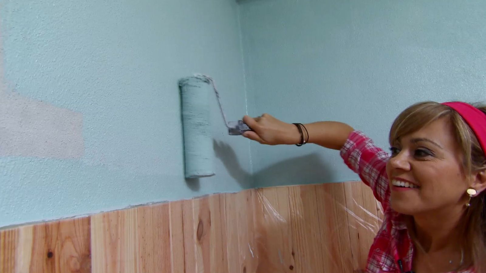 Aseo con friso de madera blanco paso 6