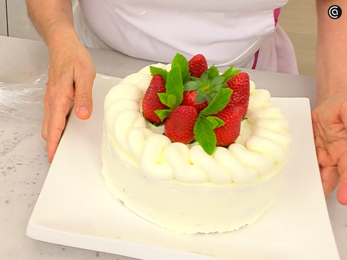 Decora la tarta de fresas con nata