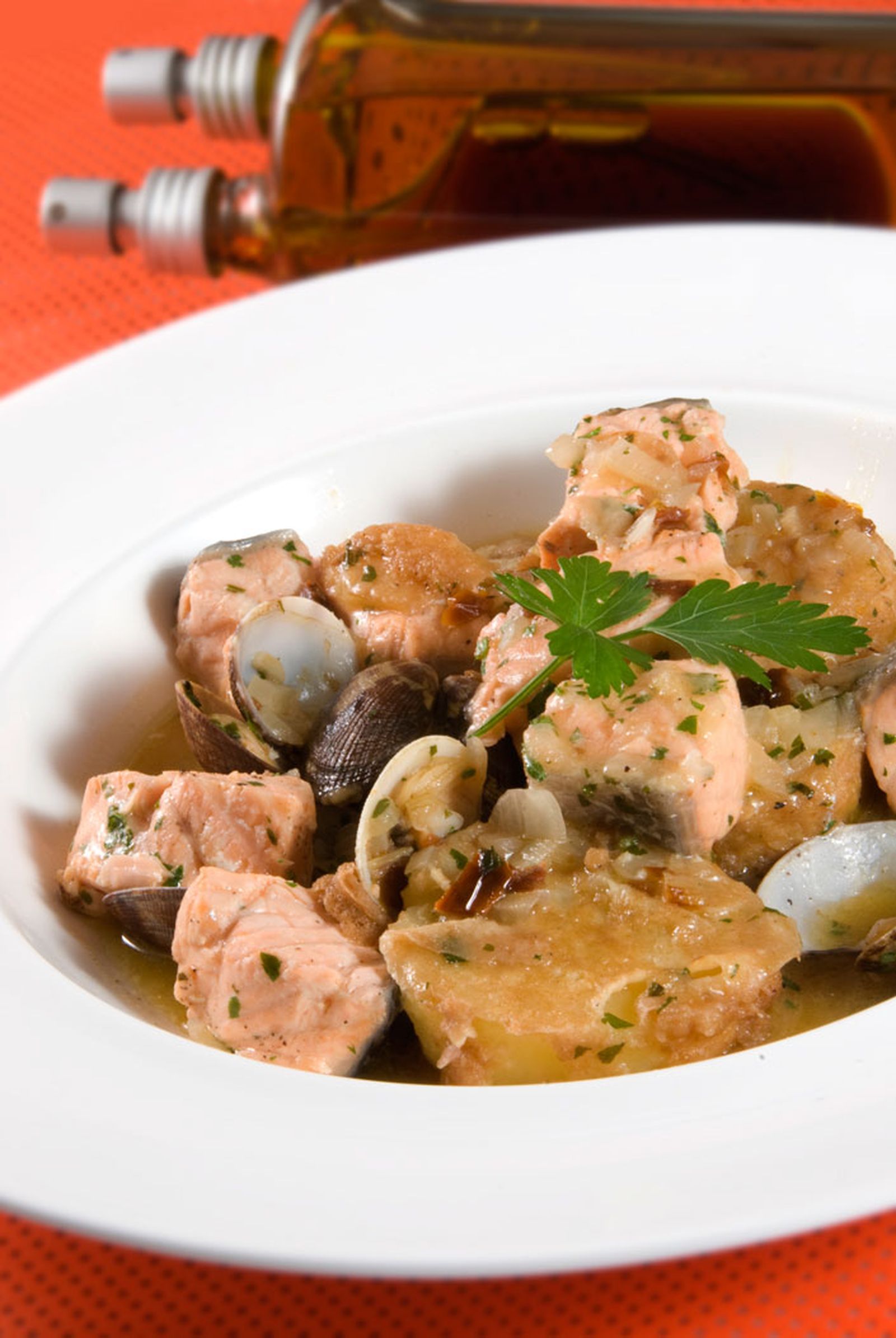 Cazuela de salmón con almejas