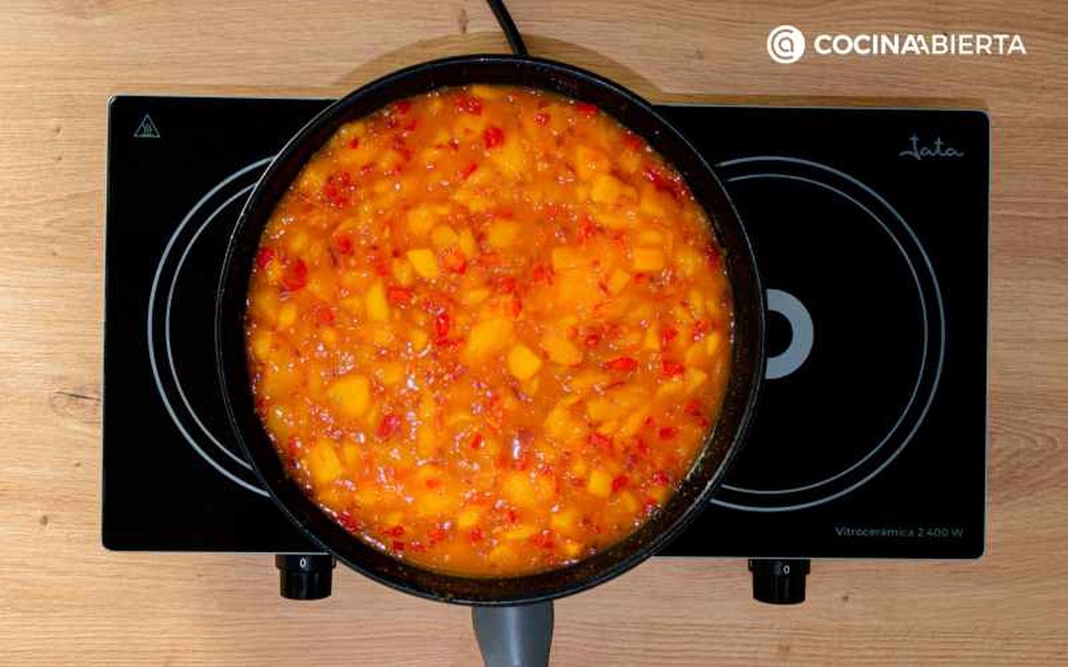 Retira del fuego el chutney de mango