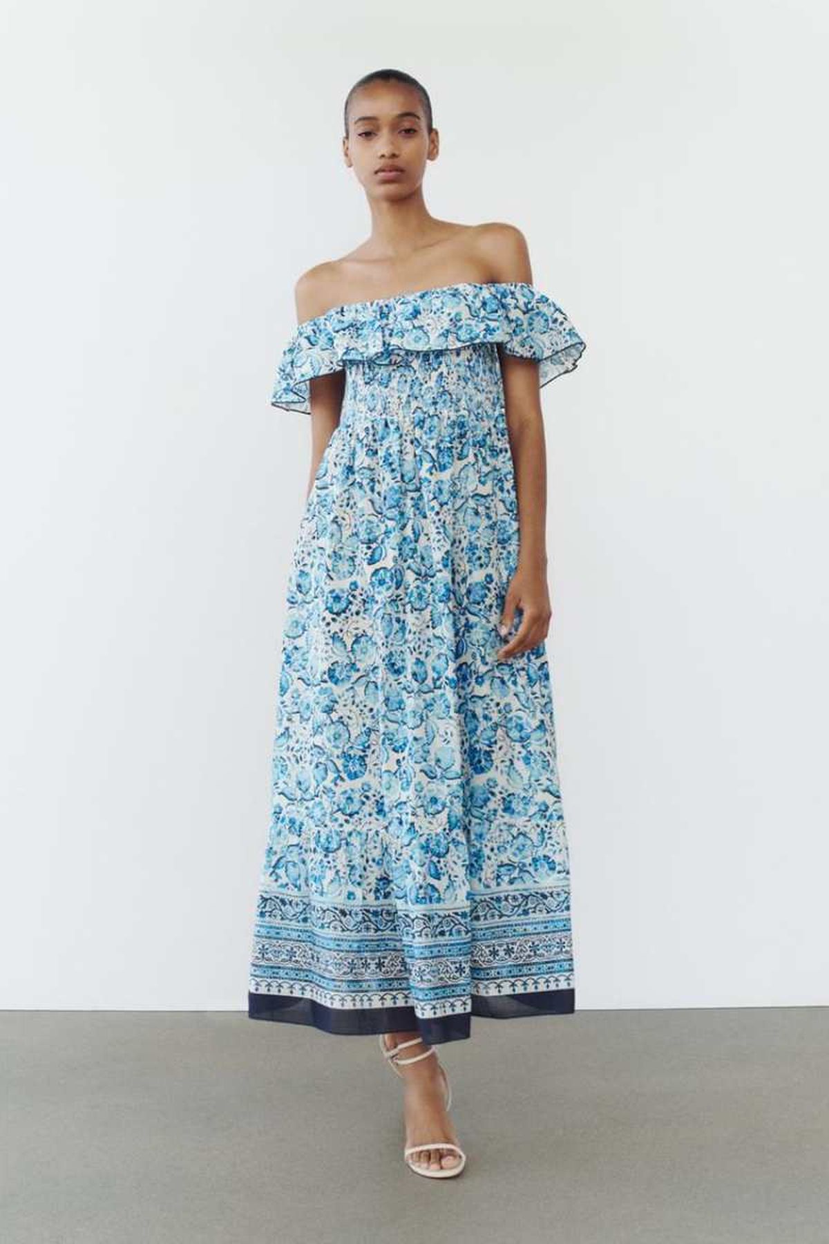 Vestido con volante en el escote