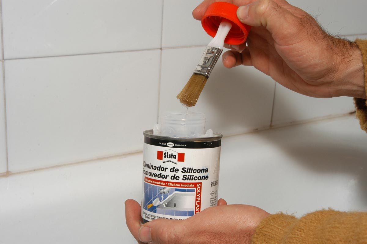 Eliminar y cambiar la silicona de una bañera paso 1