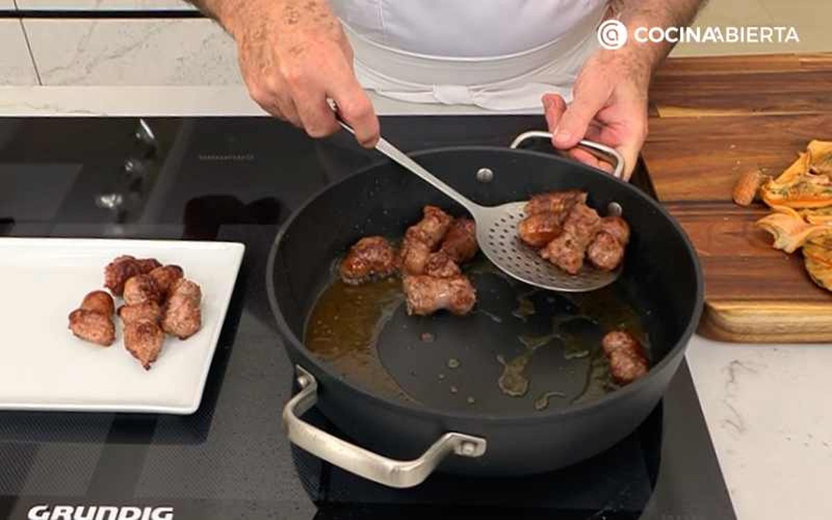 Rehoga el embutido y resérvalo