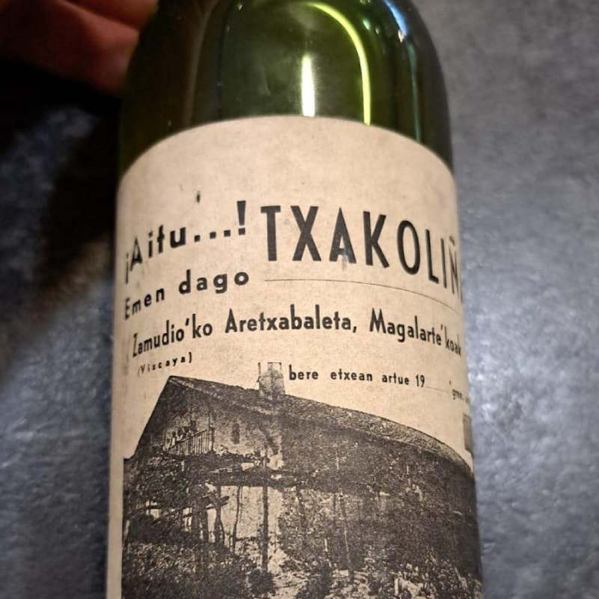 Uno de los txakolis tintos que se elaboraron en la década de los 80