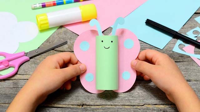 manualidades primaverales mariposa de cartón