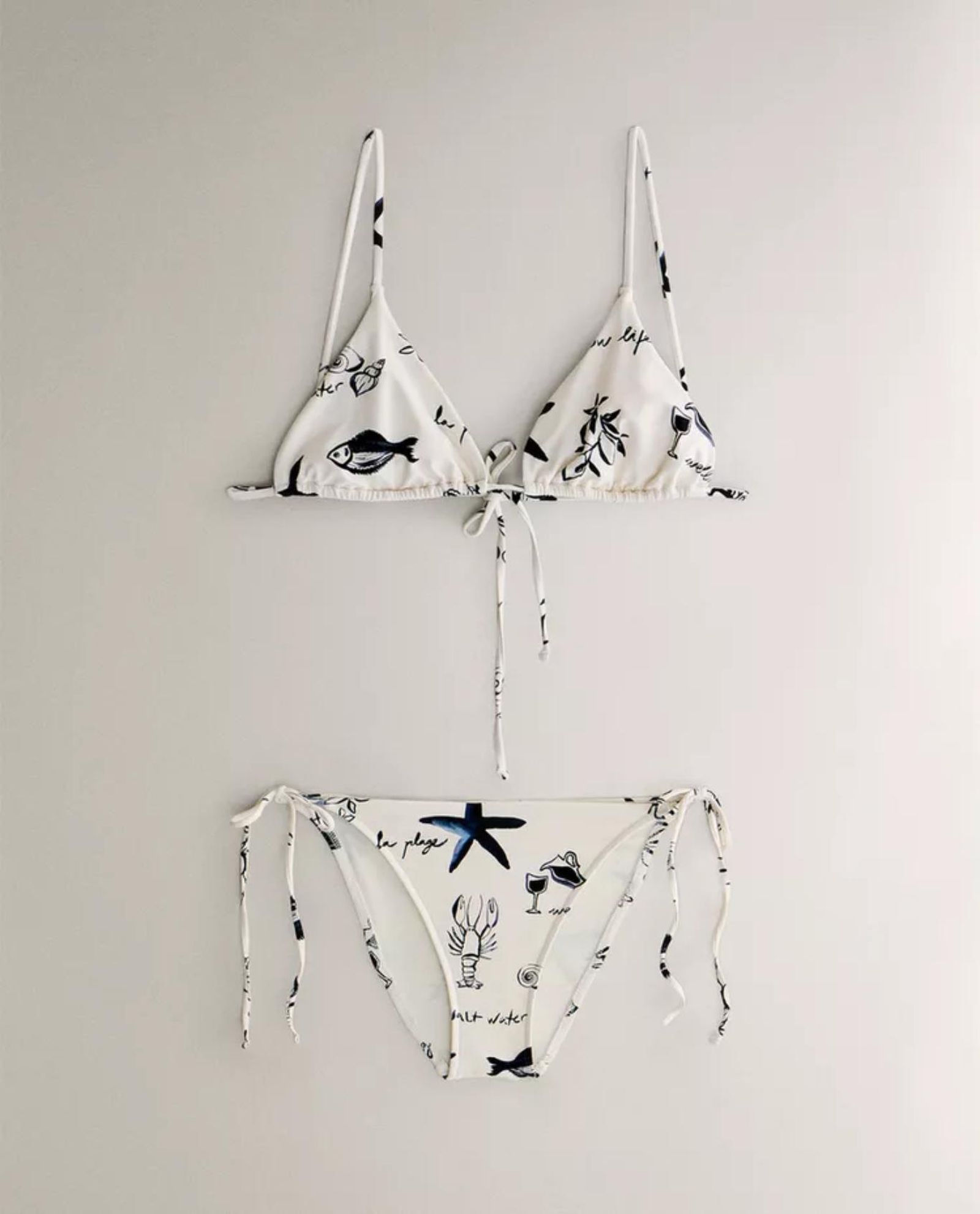 Bikini de triángulo regulable con estampados marinos y playeros.