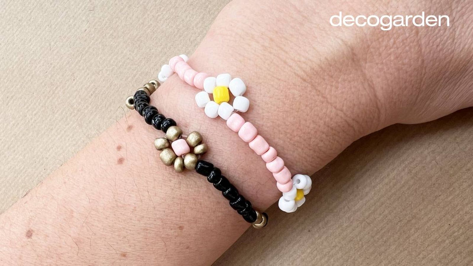 Pulsera de bolitas con flores.