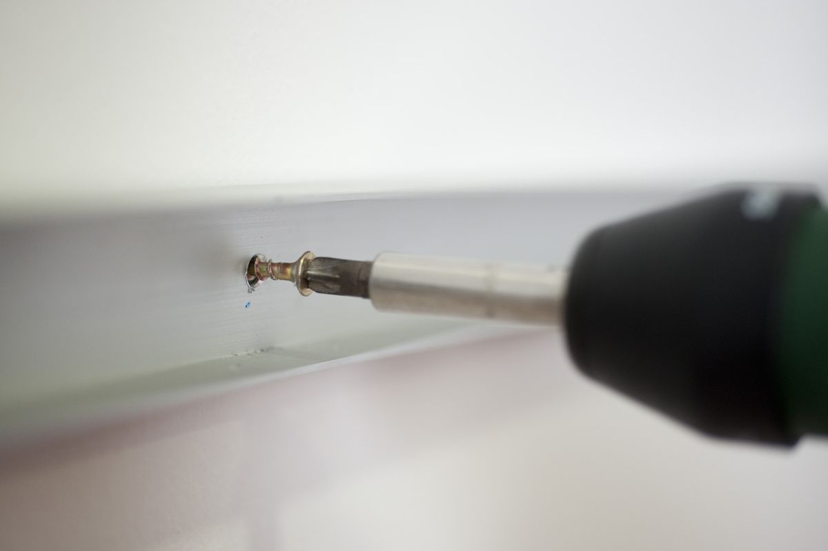 Bricomania 662 Fijar escritorio en la pared p9