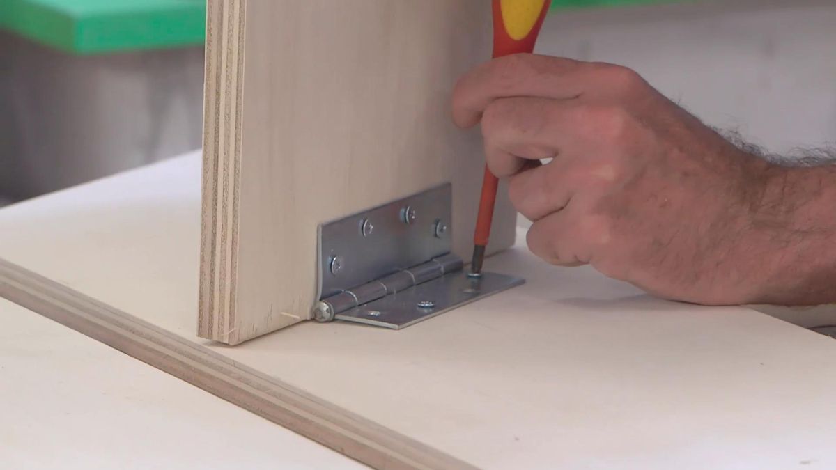 Cómo hacer una escalera plegable paso 13