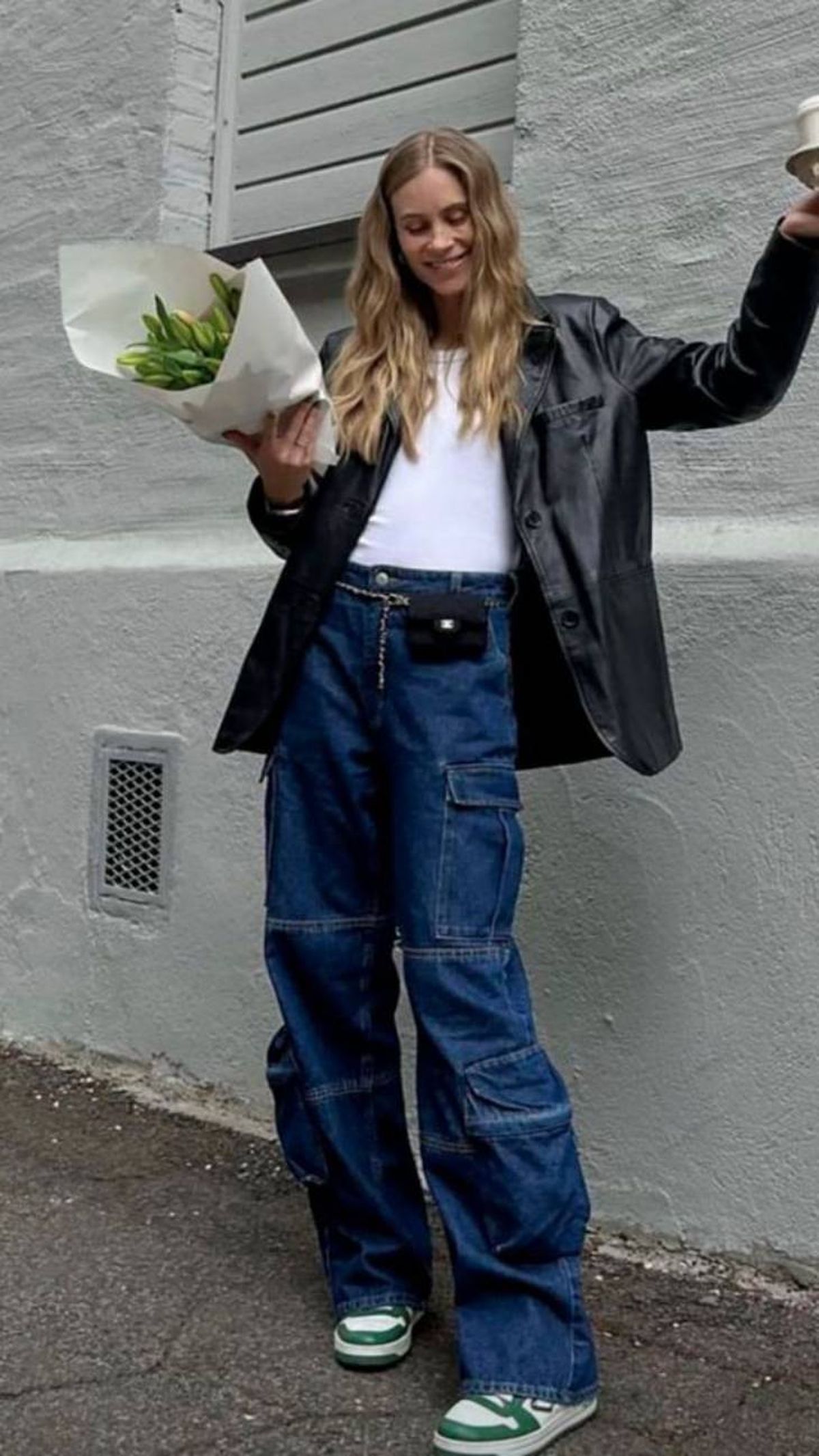 como combinar pantalon cargo mujer