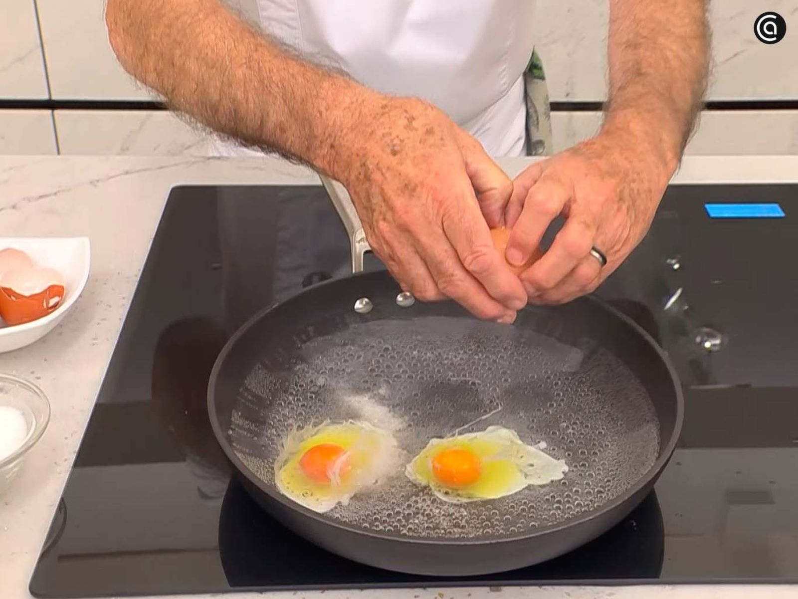 Escalfa los huevos