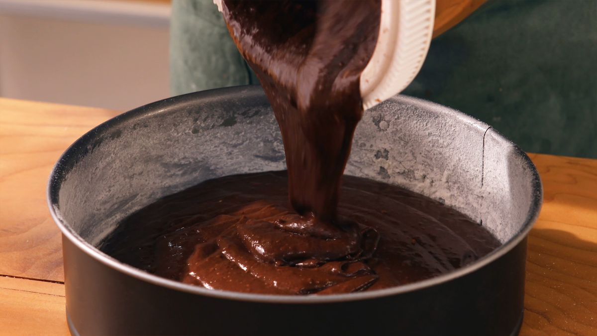 Hornea el bizcocho a 180 °C y espera a que se infle y se dore