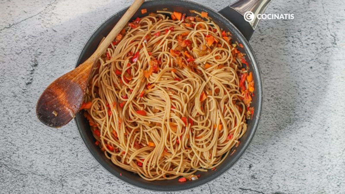 Agregamos los espaguetis a la sartén de verduras