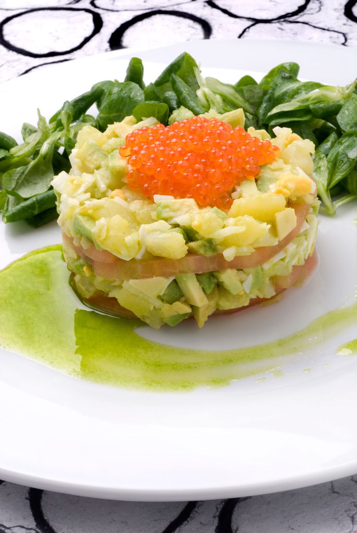 Ensaladilla de aguacate y patata con tomate