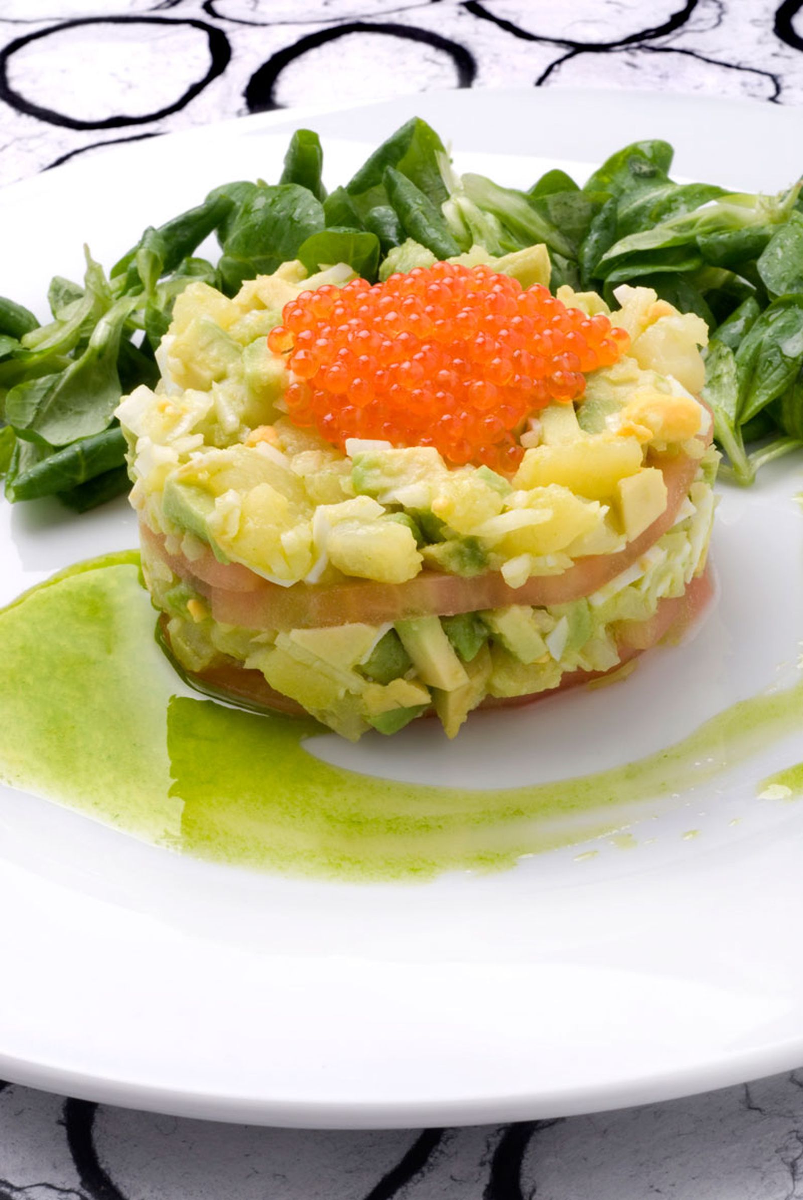 Ensaladilla de aguacate y patata con tomate