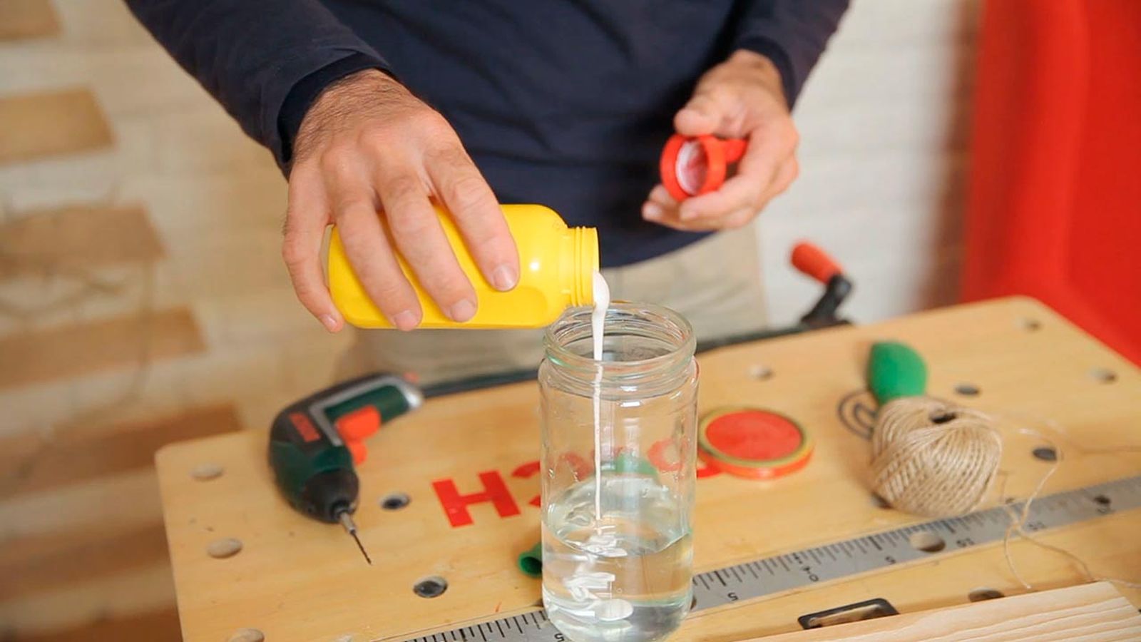 Cómo hacer bolas de Navidad con cuerdas paso 2