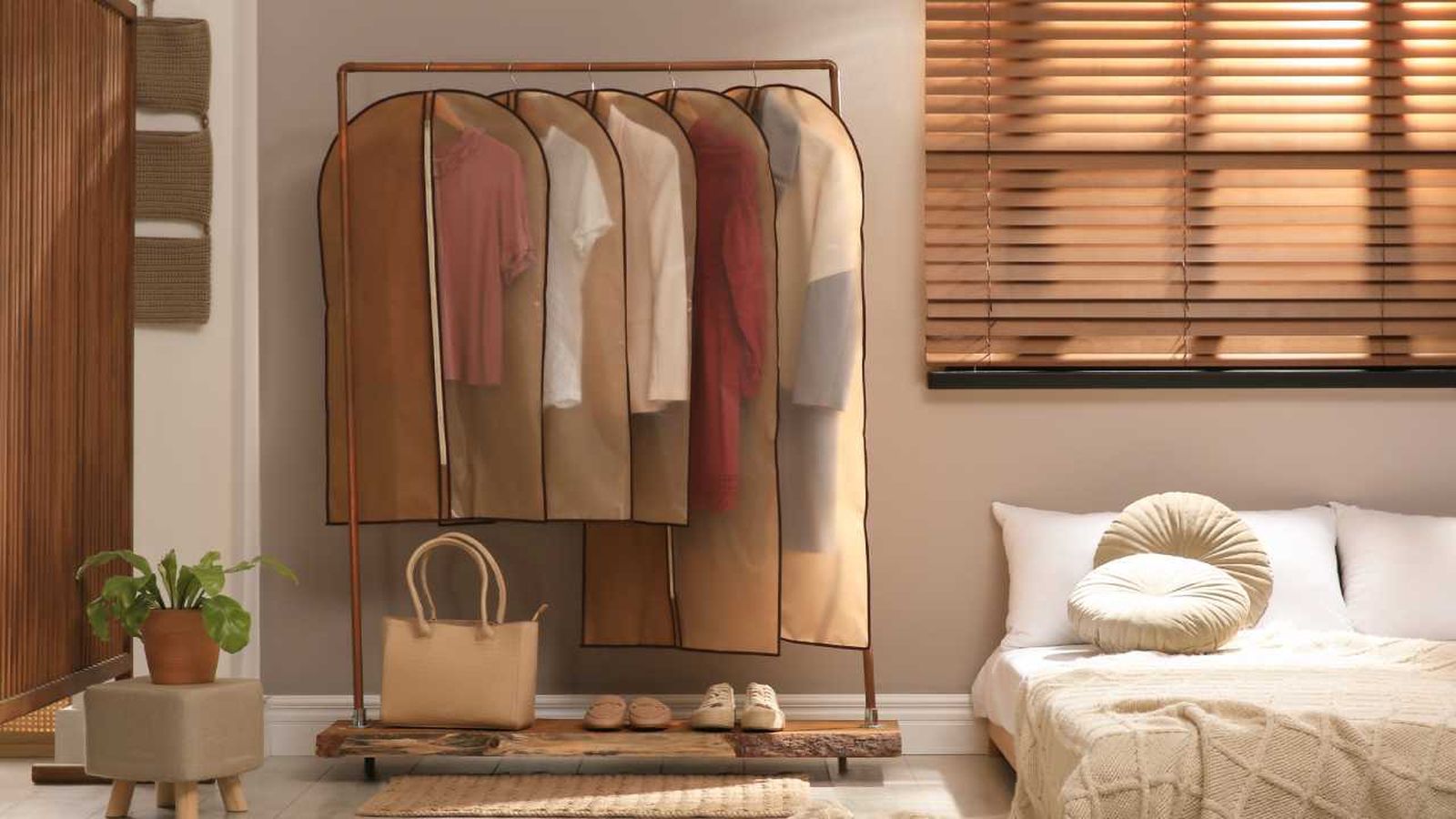 Dormitorio con burro de ropa.