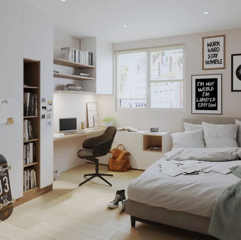 Habitación juvenil con escritorio en una esquina.