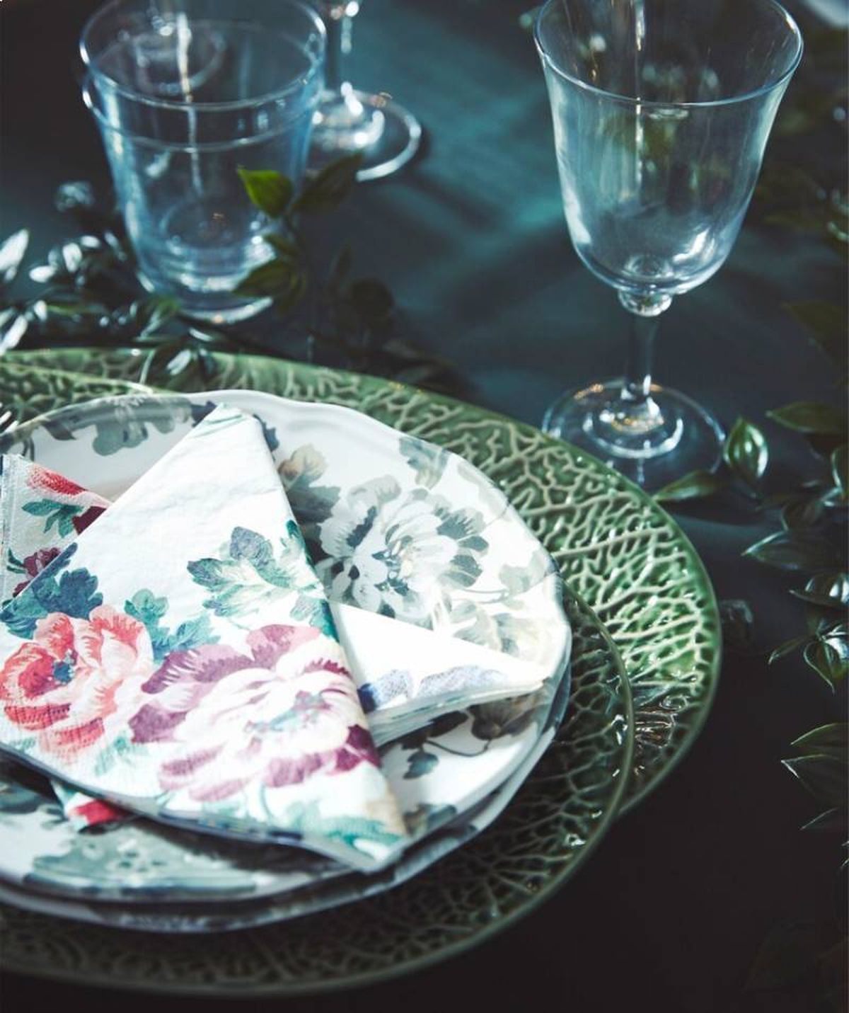 Decoración de mesa con servilletas florales Smaksinne de Ikea.
