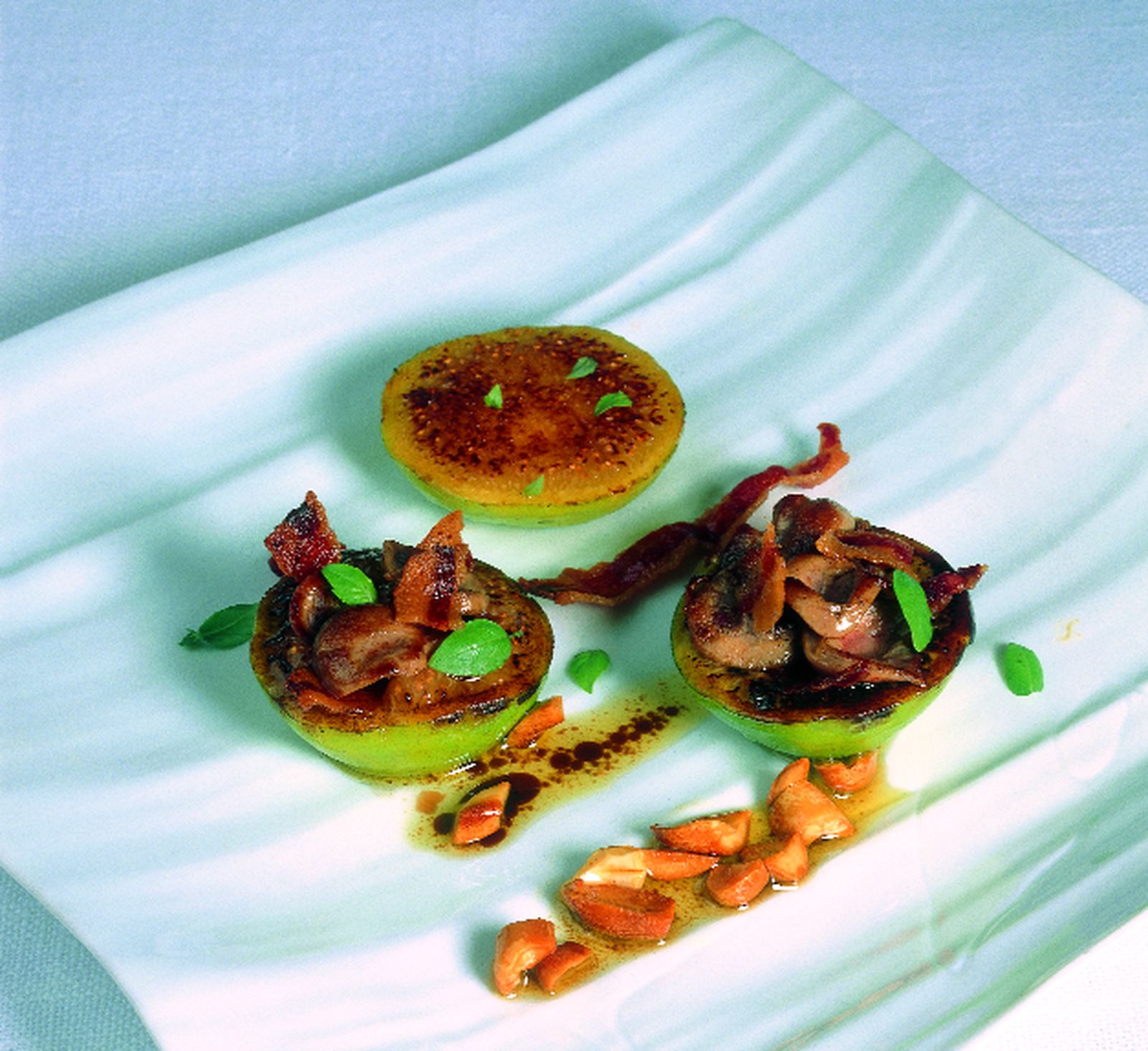 Higos a la plancha con riñones, queso del Roncal, tocino crujiente y vinagreta de cacahuetes