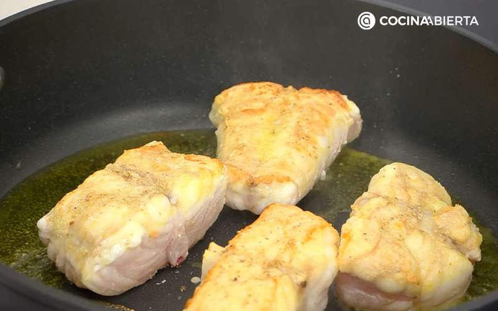 Fríe el pescado hasta que se dore por fuera