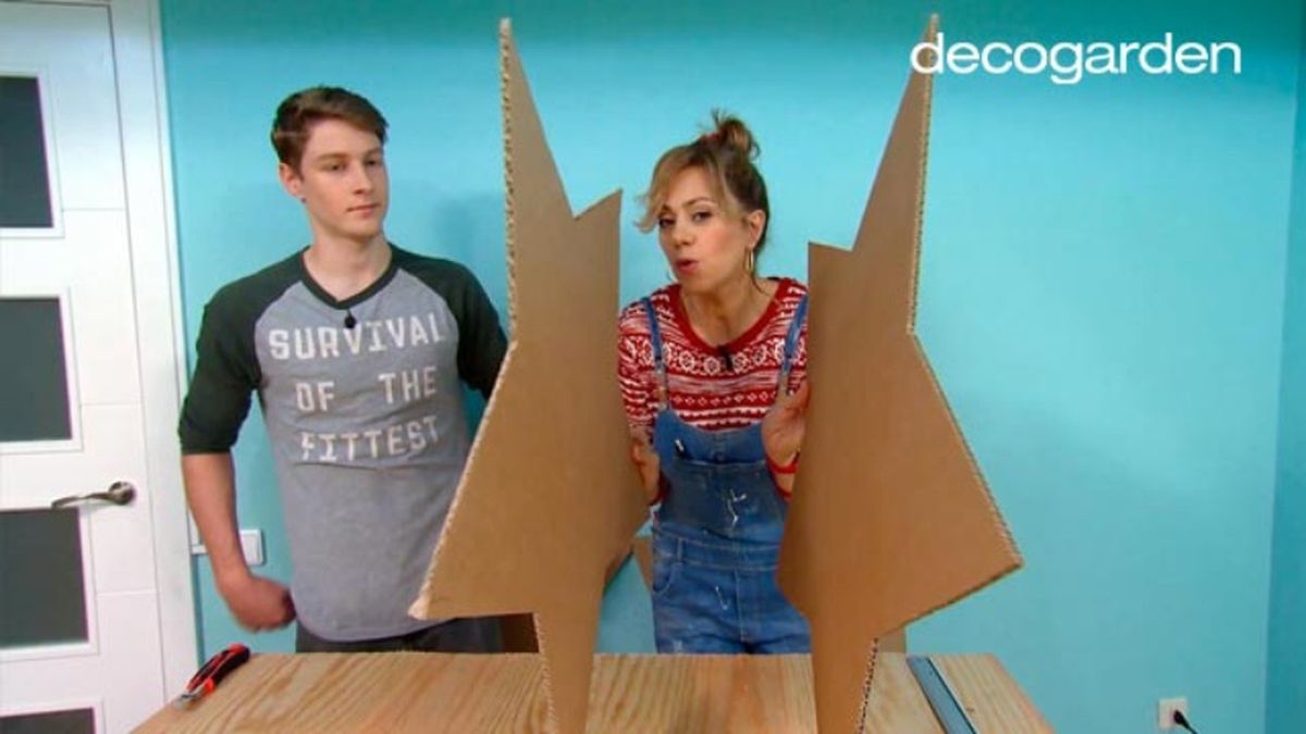 Las dos siluetas de la estrella de cartón recortadas.