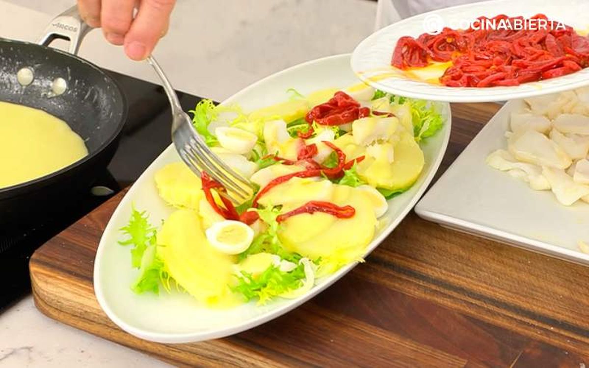 Sirve la ensalada templada de bacalao