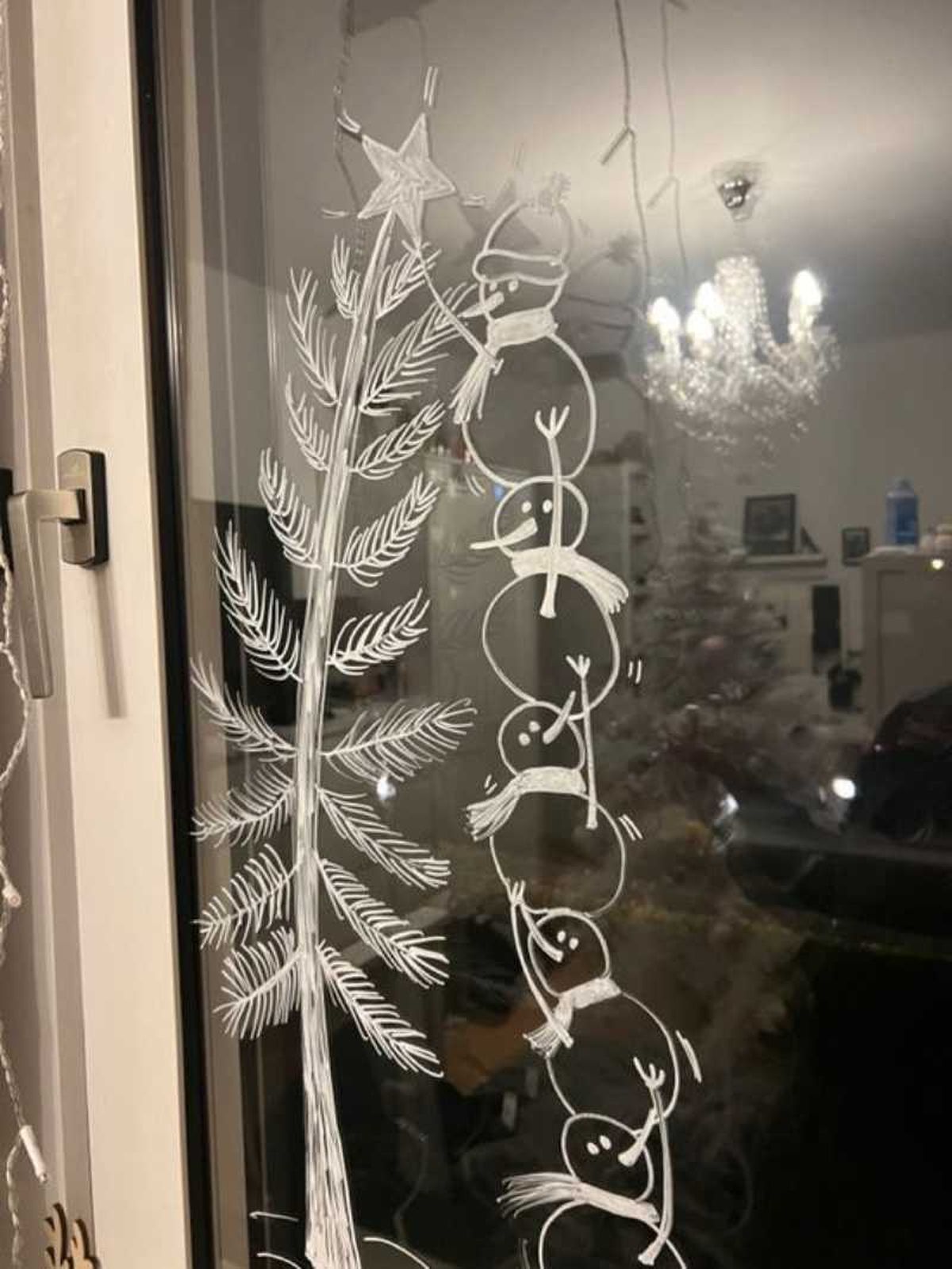 Pintar la ventana con dibujos navideños.