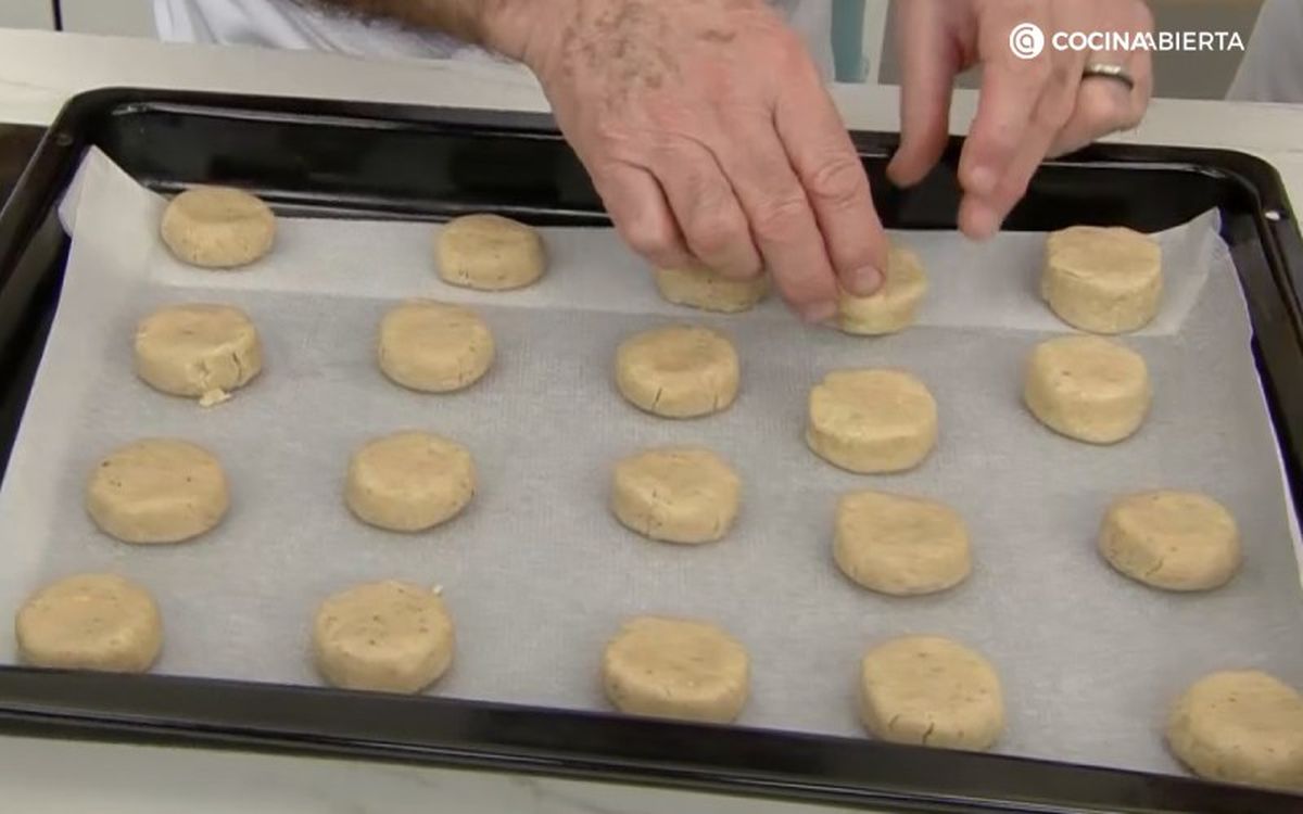 Coloca los polvorones de avellana bien separados entre sí