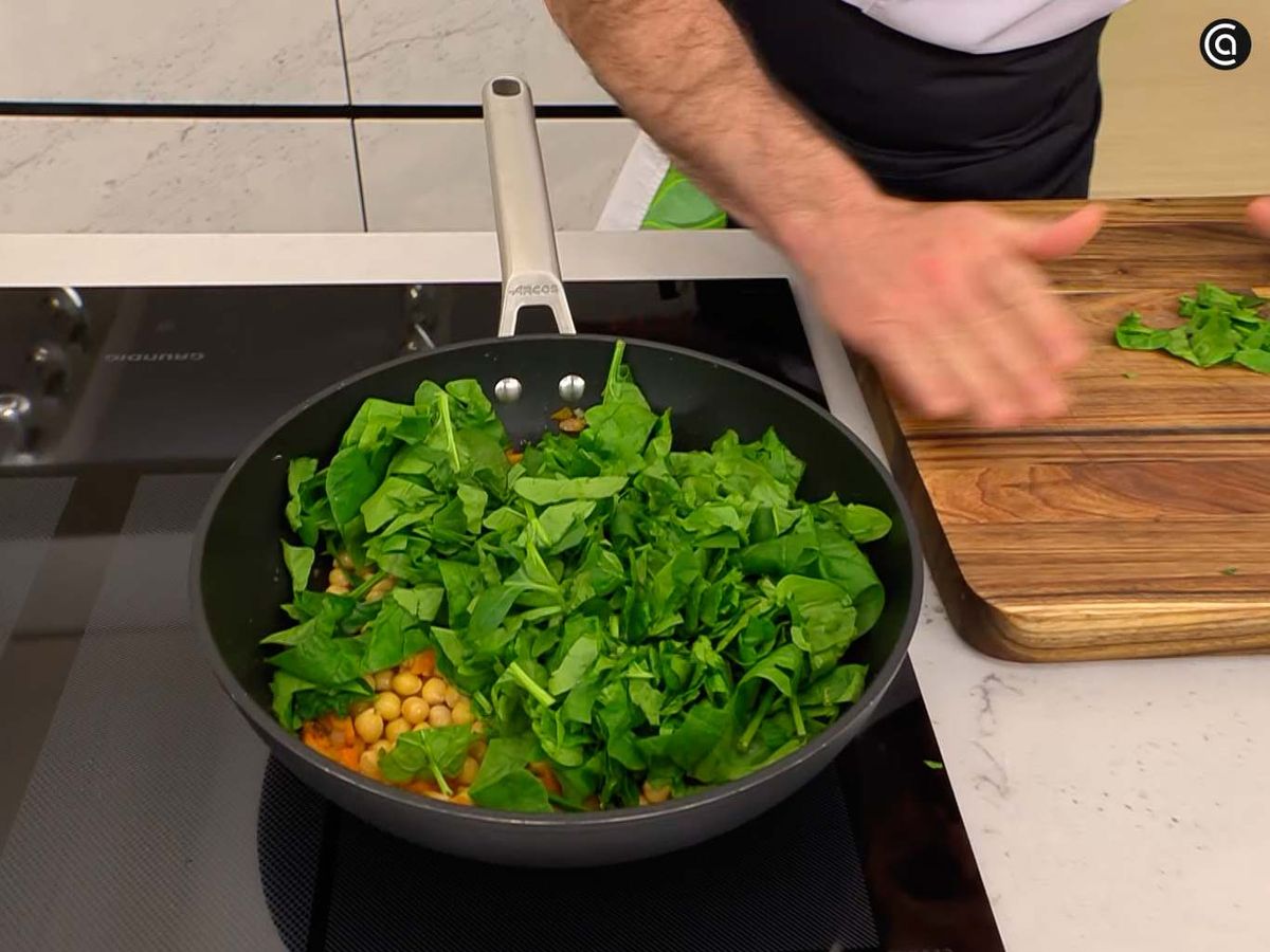 Incorpora los garbanzos y las espinacas