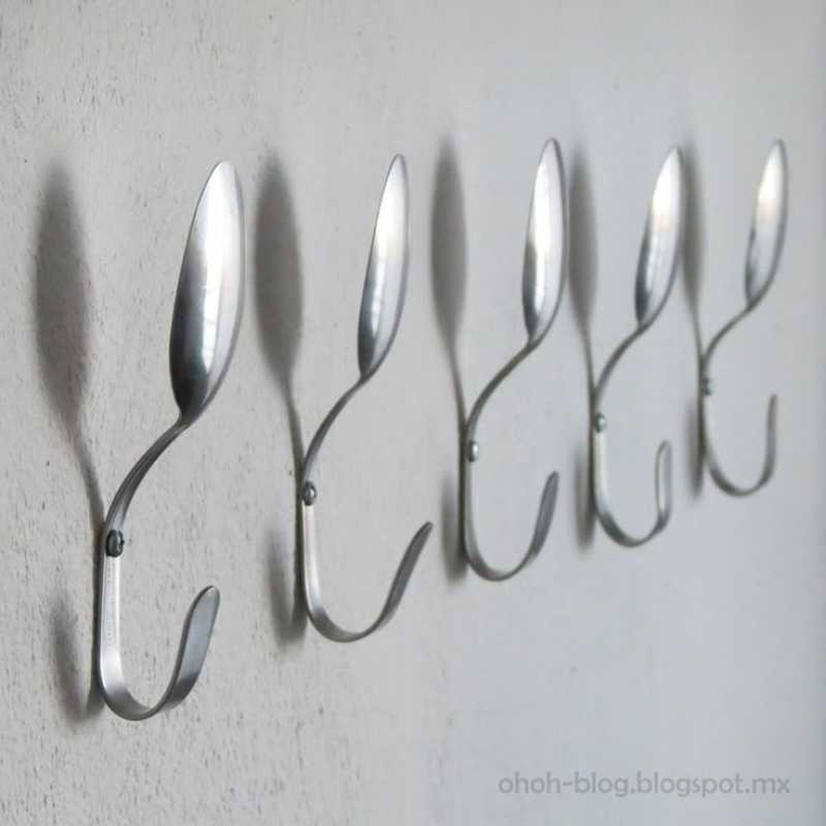 Cucharas dobladas a modo de gancho.