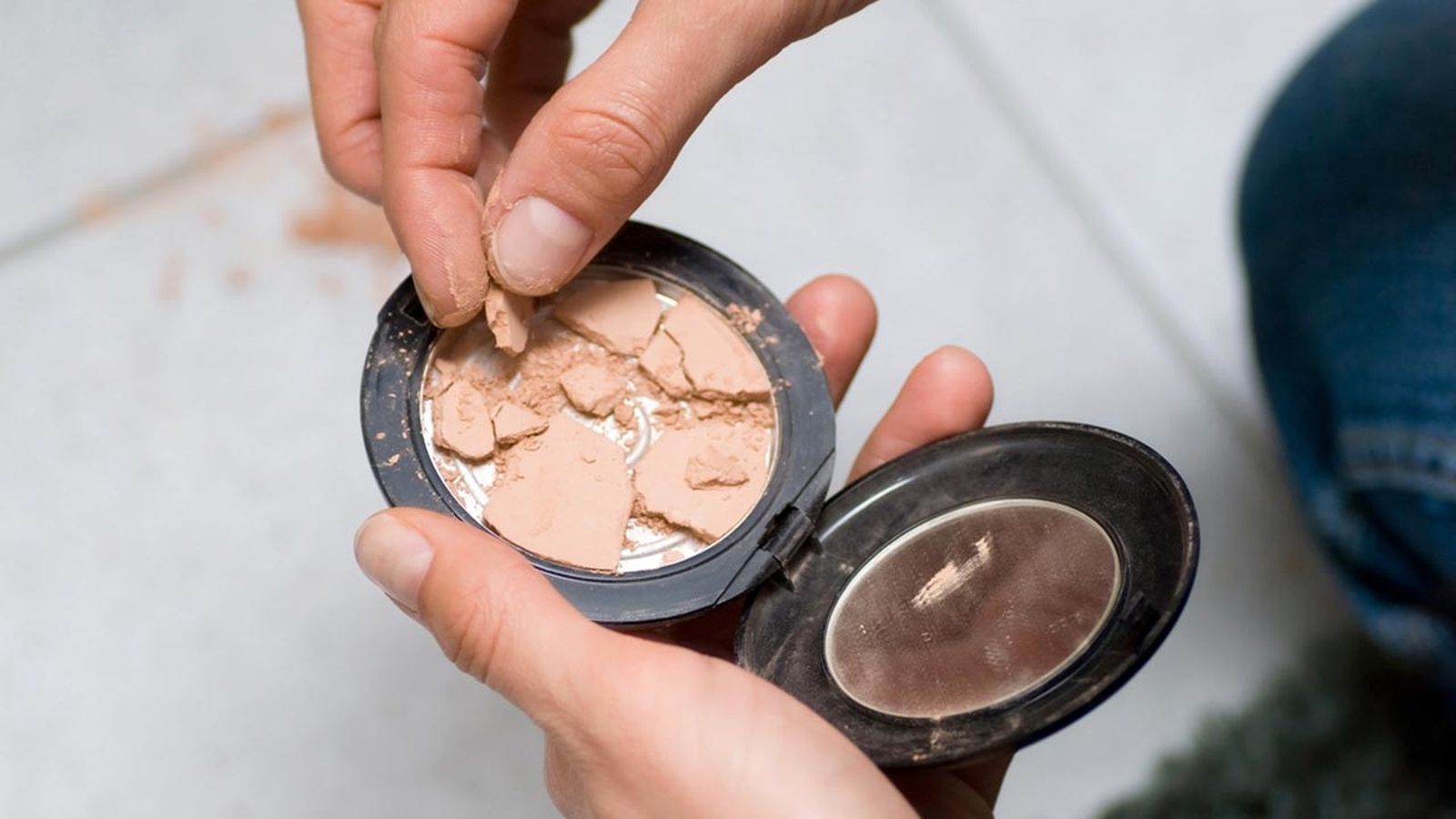 maquillaje compacto roto