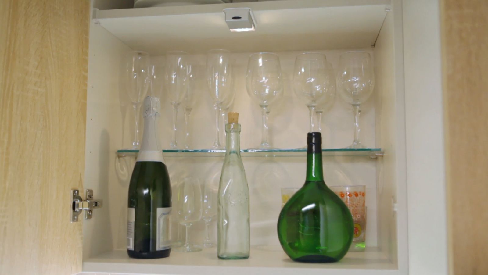 Colocar balda de cristal en el interior de un armario de cocina