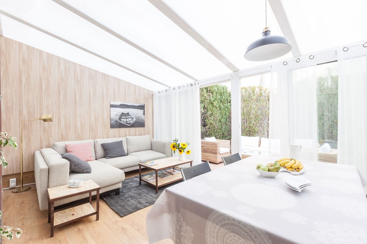 Decorar una sala en terraza acristalada