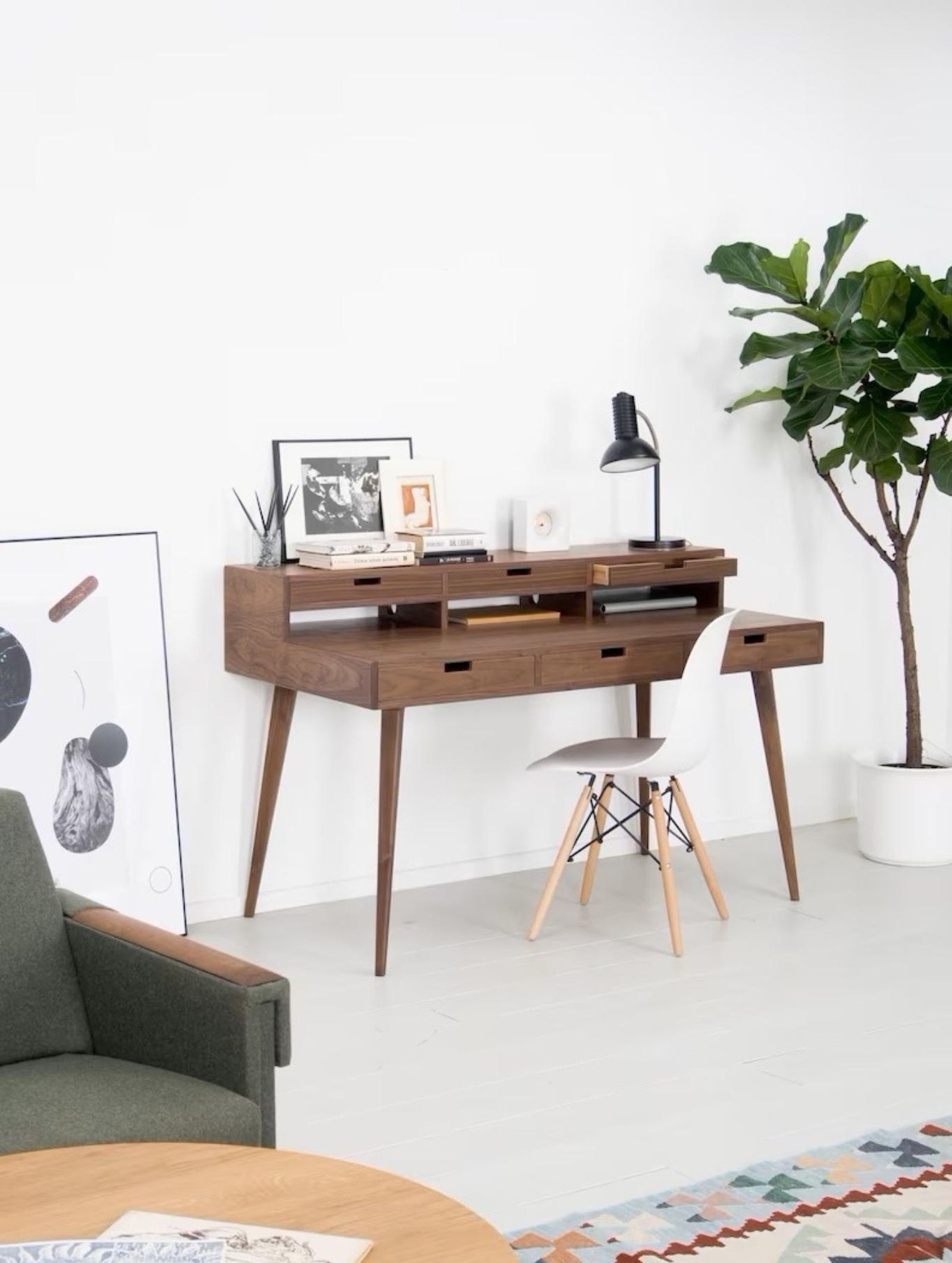 Escritorio vintage de madera oscura con silla moderna tipo Eiffel.