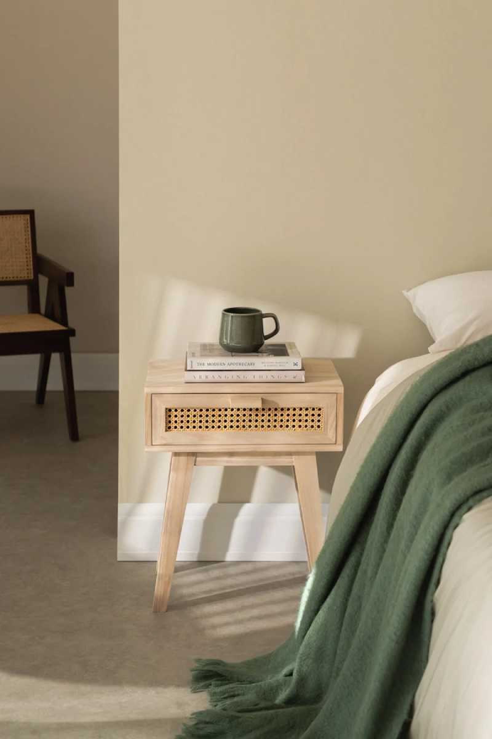 Dormitorio relajante en blanco y verde.